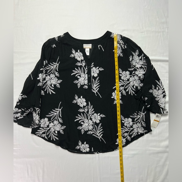 Alfred Dunner Women Summer In the City Embroidered Top - Picture 10 of 12